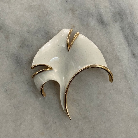 Mod Mid Century Gingko Leaf Enamel Brooch - Picture 3 of 3